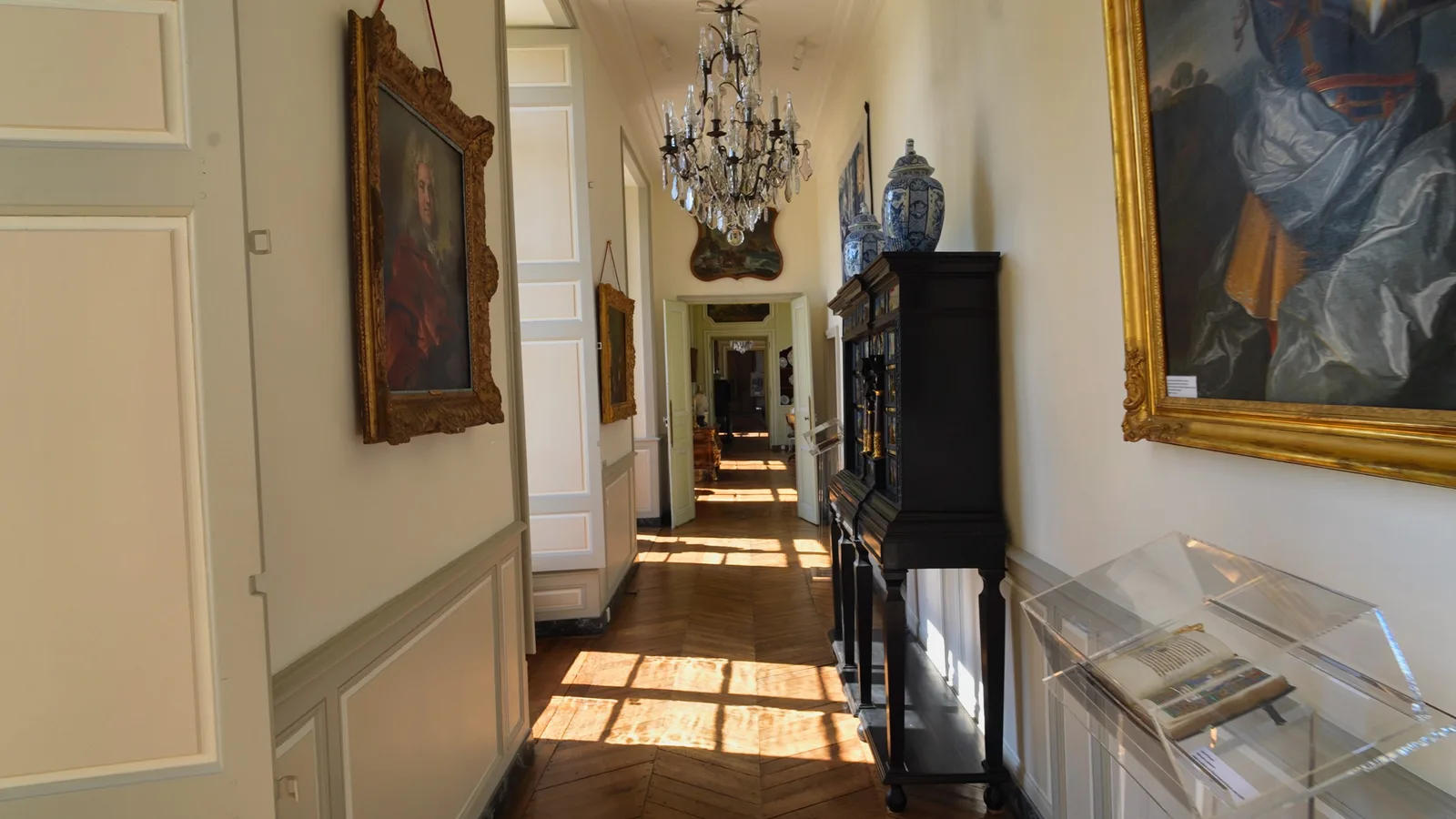 Le couloir du 1er étage du château de Médavy, avant l'incendie