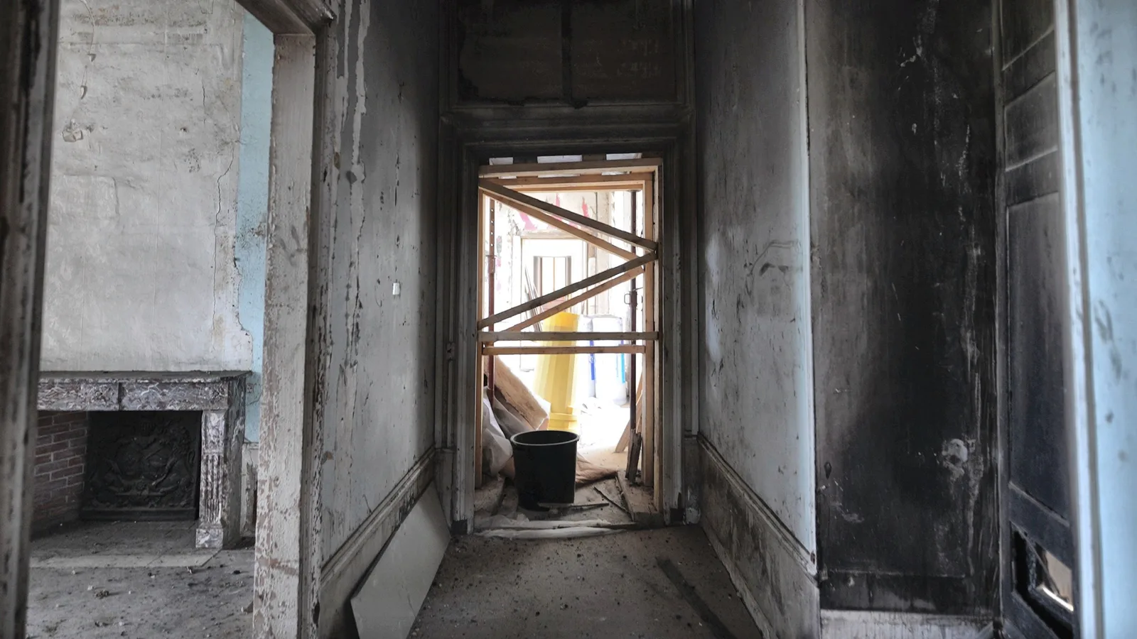 Le couloir vers le grand salon du château de Médavy, après l'incendie