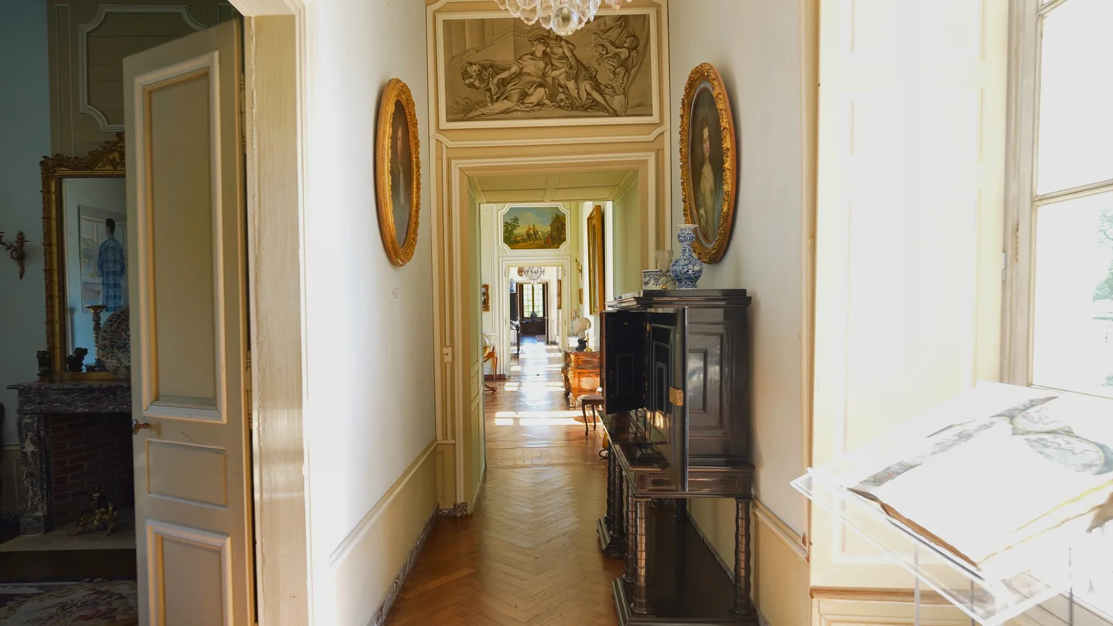 Le couloir vers le grand salon du château de Médavy, avant l'incendie