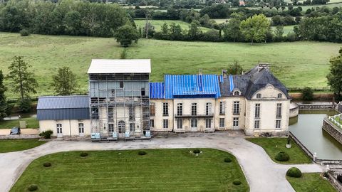 Le château de Médavy vu du ciel, un an après l'incendie
