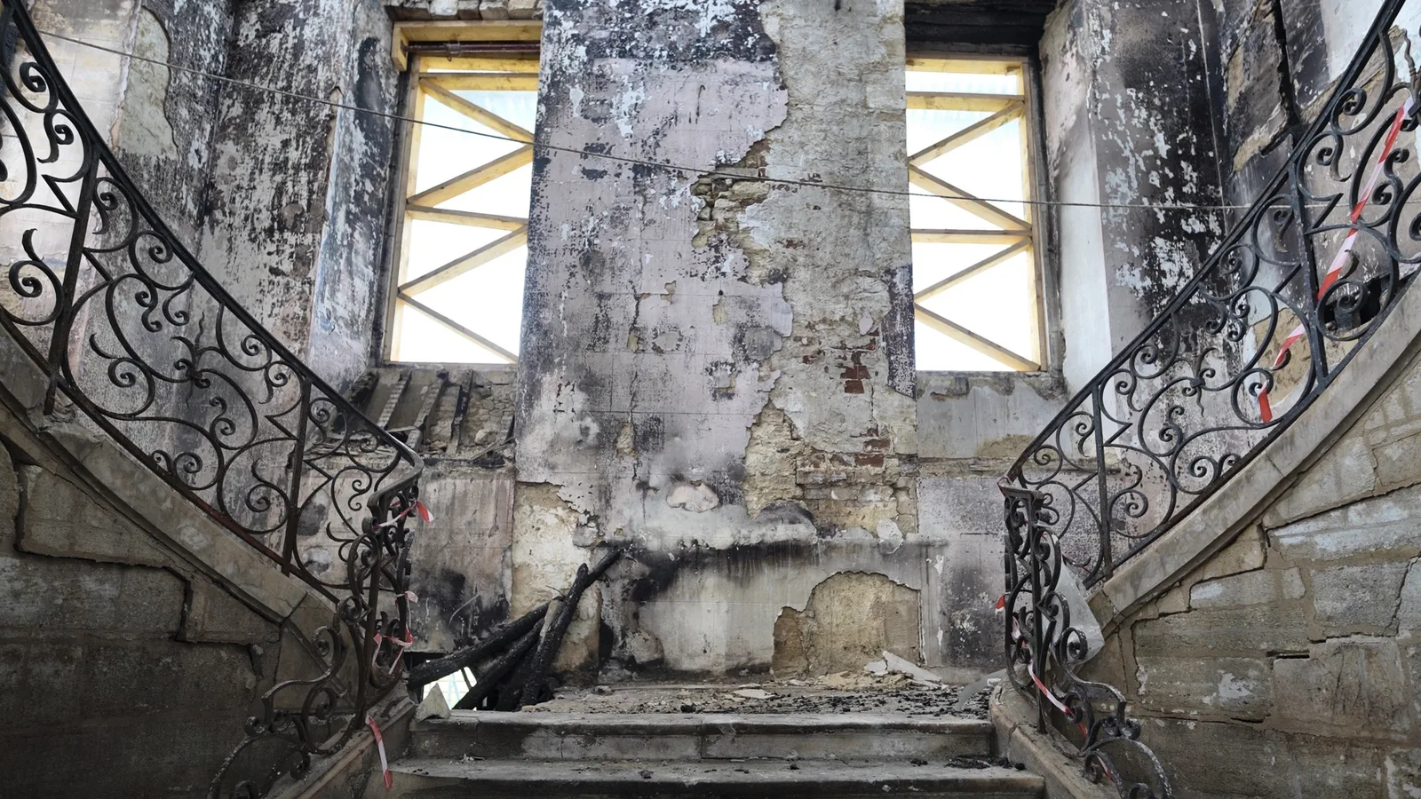 Le grand escalier du château de Médavy, après l'incendie