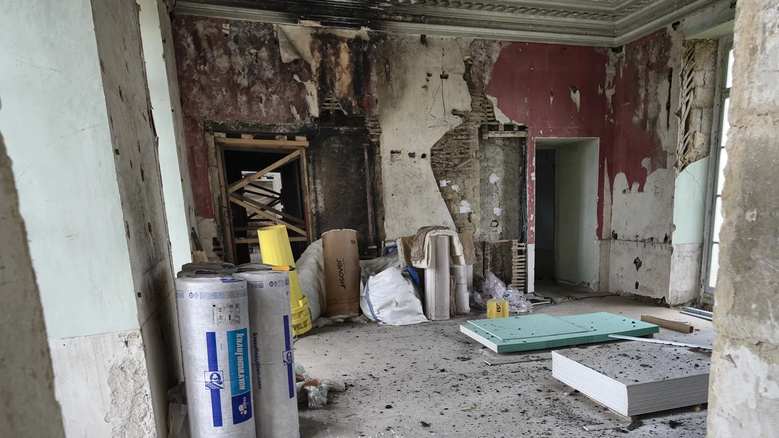 Le grand salon du château de Médavy, après l'incendie