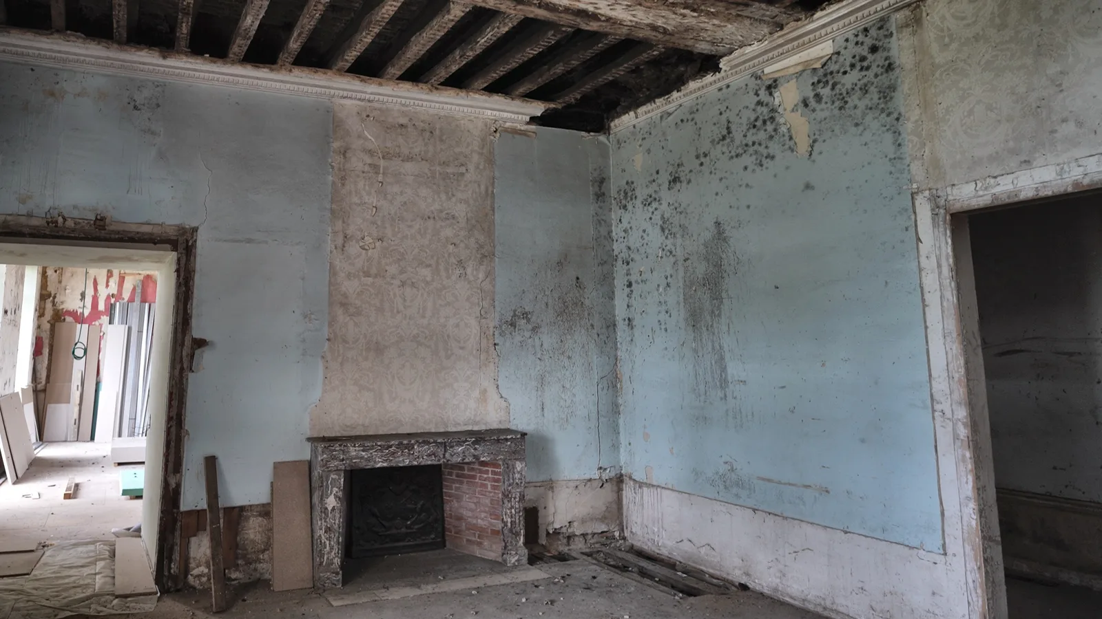 Le petit salon chinois du château de Médavy, après l'incendie