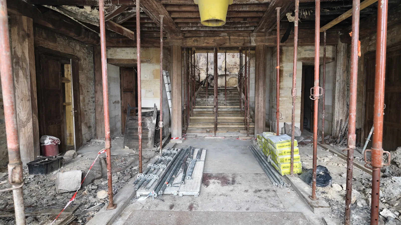 Le vestibule d'honneur du château de Médavy, après l'incendie