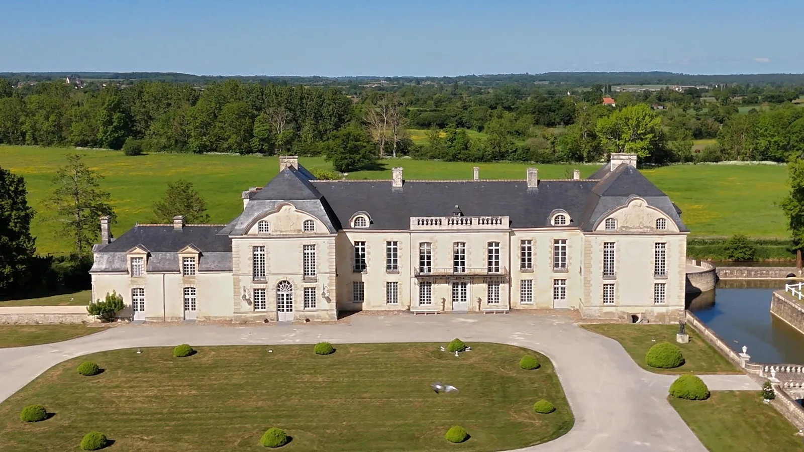 Le château de Médavy vu du ciel, avant l'incendie