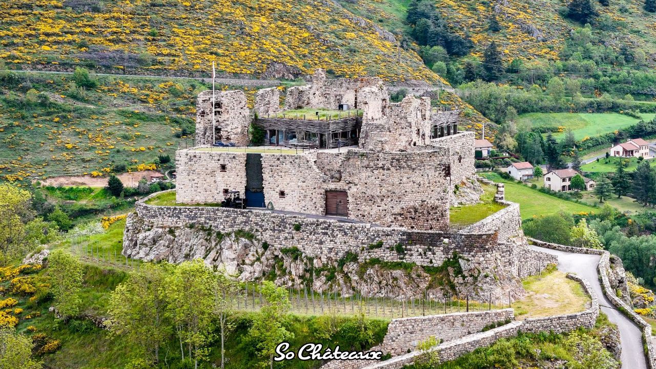 Il Construit Sa Maison sur un Château en Ruine