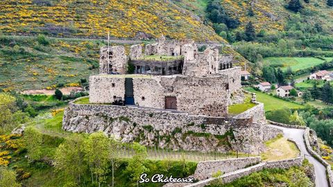 Il Construit Sa Maison sur un Château en Ruine